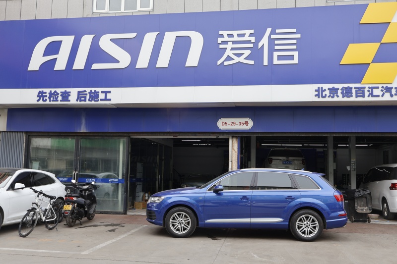 更換隱藏在駕駛室的奧迪Q7蓄電池，愛信AGM H8讓它再次活力無限